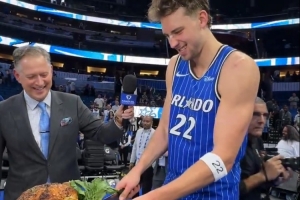 感恩节降至！小瓦格纳赛后在魔术主场一边接受采访一边切火鸡