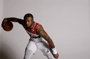 乱战高手！惠特摩尔半场10分钟6中5砍下14分5板 罚球3中3