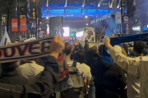 气氛热烈！温哥华白浪球迷赛前在街头聚集，为球队助威