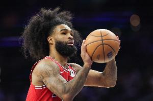 这球麦迪球迷熟！科比·怀特晃起麦科勒姆 对抗出手打成3+1